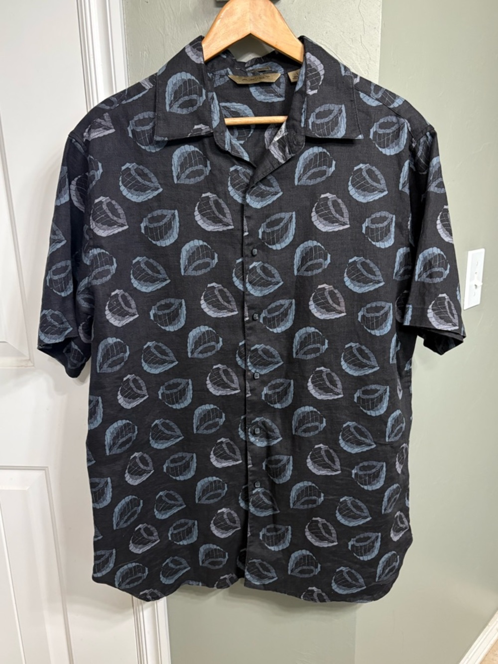 Axist Black Short-Sleeve Button-Down Shirt with Blue Leaf Motif